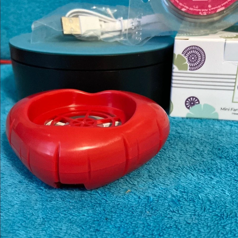 Brand new Scentsy Heart Red Mini Fan Diffuser with Peppered with Kisses Pods